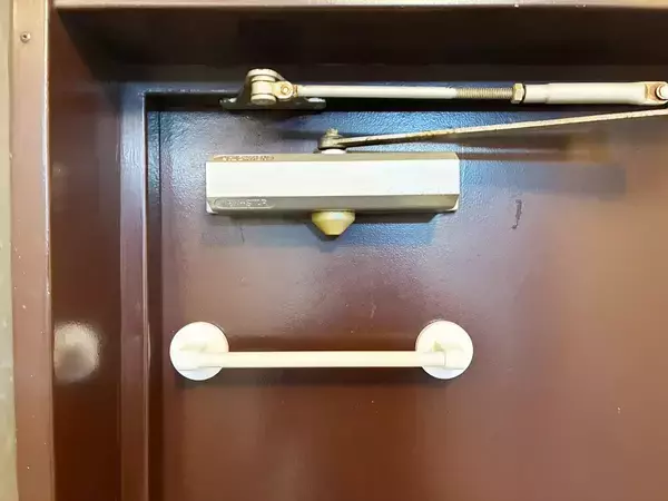 100均のタオル掛けを『玄関ドア』に設置すると快適　思わぬ使い道が正解だった！