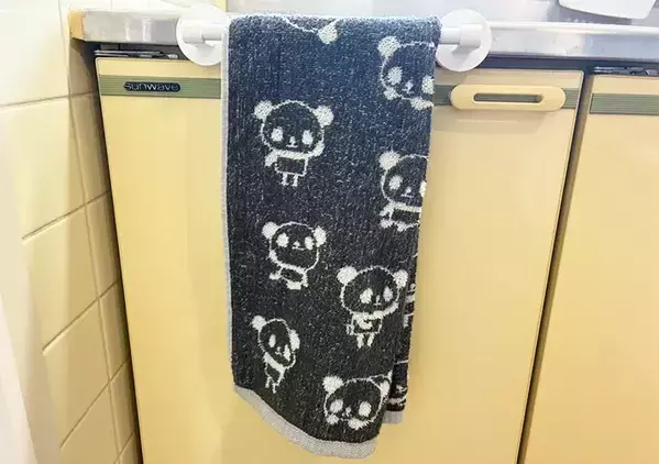 100均のタオル掛けを『玄関ドア』に設置すると快適　思わぬ使い道が正解だった！