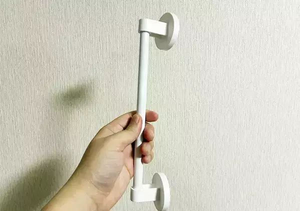100均のタオル掛けを『玄関ドア』に設置すると快適　思わぬ使い道が正解だった！