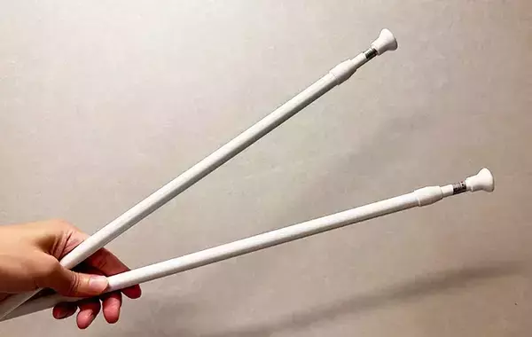 キッチンの吊り戸棚の中につっぱり棒を2本入れるだけ！　収納が2倍になって「めっちゃ片づく」「整理しやすい」