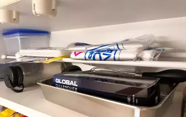 キッチンの吊り戸棚の中につっぱり棒を2本入れるだけ！　収納が2倍になって「めっちゃ片づく」「整理しやすい」