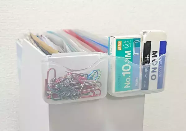 110円『ペン立て用ポケット』が優秀！　ペン立て以外にもかけたら「もう探さなくていい」【DAISO】