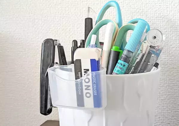 110円『ペン立て用ポケット』が優秀！　ペン立て以外にもかけたら「もう探さなくていい」【DAISO】