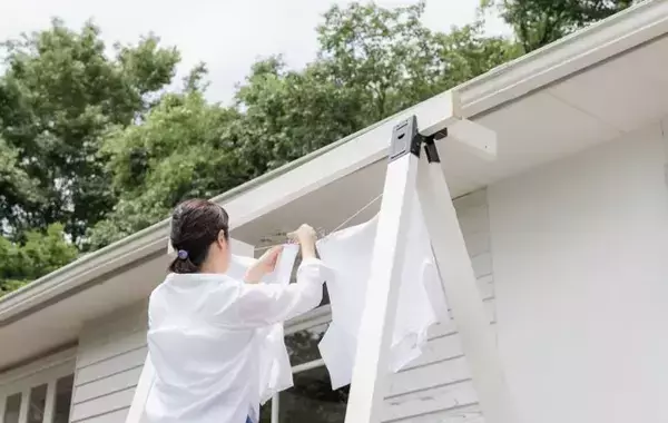 干し忘れた洗濯物、洗い直す？そのまま干す？　洗濯のプロが教える「正解」はこちら