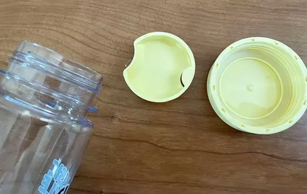 ダイソーで買った『ドリンクボトル』の活用術　中が見えるのを利用して？