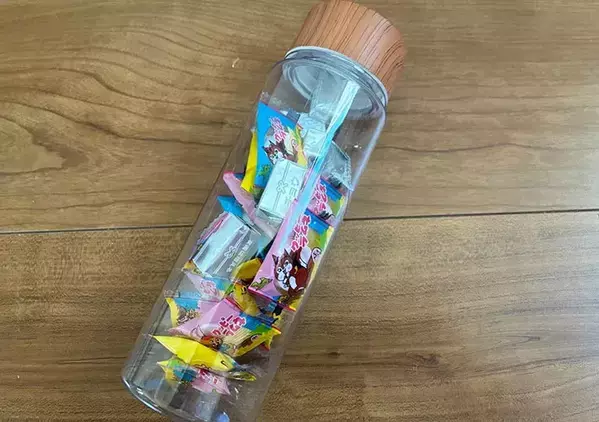 ダイソーで買った『ドリンクボトル』の活用術　中が見えるのを利用して？