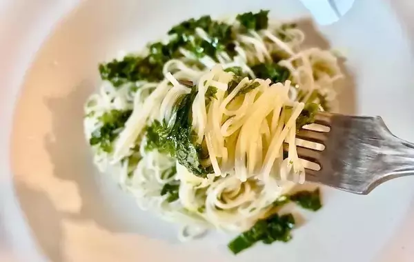 そうめんに『6枚』混ぜてみて！　めんつゆいらずの食べ方に「いつもと一味違う」
