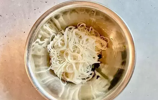 そうめんに『6枚』混ぜてみて！　めんつゆいらずの食べ方に「いつもと一味違う」