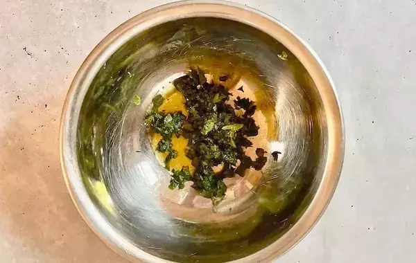 そうめんに『6枚』混ぜてみて！　めんつゆいらずの食べ方に「いつもと一味違う」