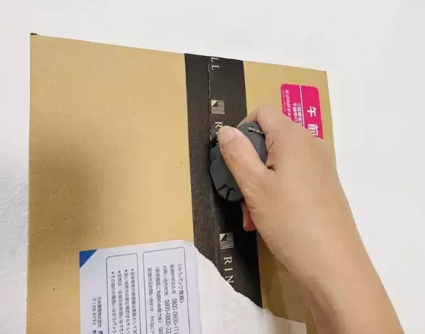 ダンボールにセリアの商品を差し込んで…　荷物処理に使うと「爪を傷めない」