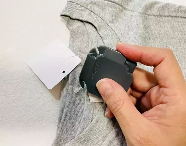 ダンボールにセリアの商品を差し込んで…　荷物処理に使うと「爪を傷めない」