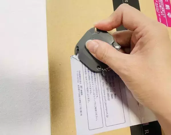 ダンボールにセリアの商品を差し込んで…　荷物処理に使うと「爪を傷めない」