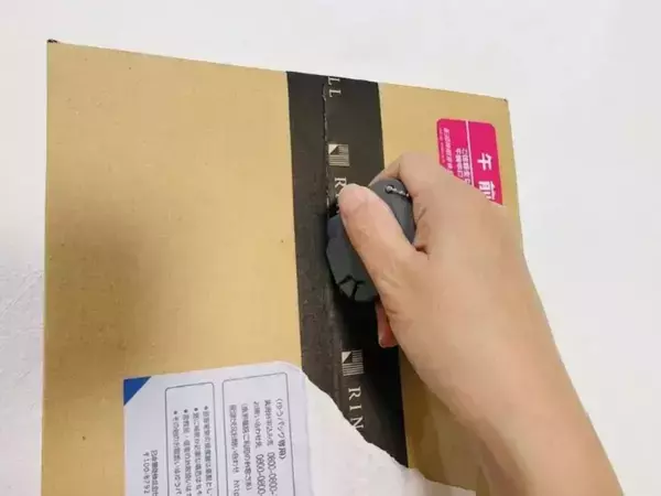 ダンボールにセリアの商品を差し込んで…　荷物処理に使うと「爪を傷めない」