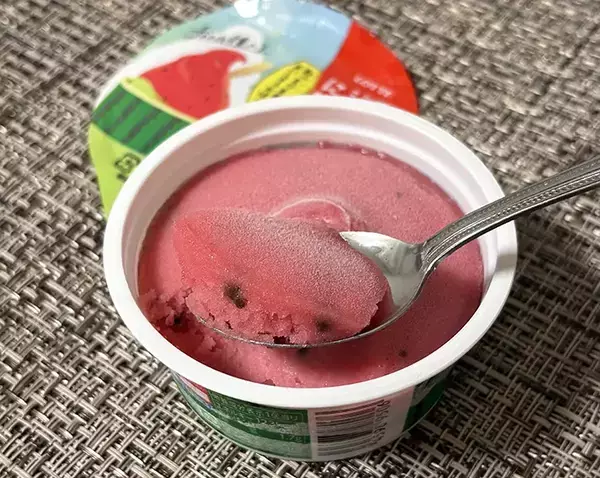 夏の定番『スイカバー』がカップに？　話題のアイスに「食感が上品」「ゆっくり楽しめる」