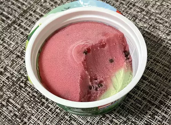 夏の定番『スイカバー』がカップに？　話題のアイスに「食感が上品」「ゆっくり楽しめる」