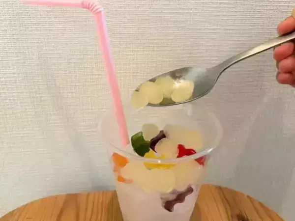 『三ツ矢サイダー』はそのまま飲みません　氷の代わりに入れたのは？