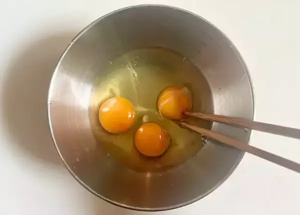 玉子焼きに白だしと『3個』入れてみて！　大人も喜ぶ具材に「濃厚でたまらない」