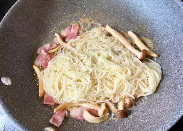 そうめんを『バター』で炒めてみると？「味の決め手は小さじ1杯」