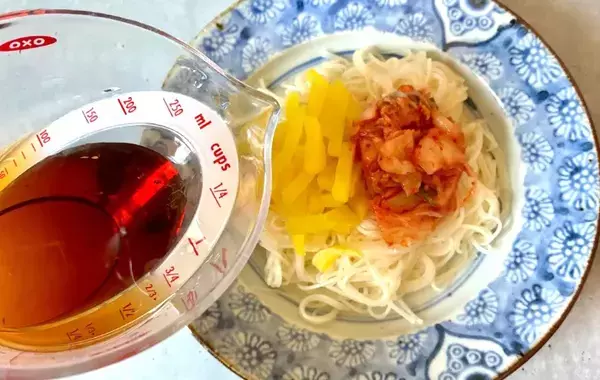 そうめんに使ったのは、めんつゆと？　意外な食べ方に「家族から好評！」