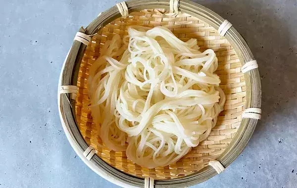 「麺が絡まって盛りつけにくい…」　プチストレスを解消するゆで方に「お店みたいなそうめん！」