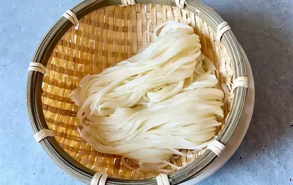 「麺が絡まって盛りつけにくい…」　プチストレスを解消するゆで方に「お店みたいなそうめん！」