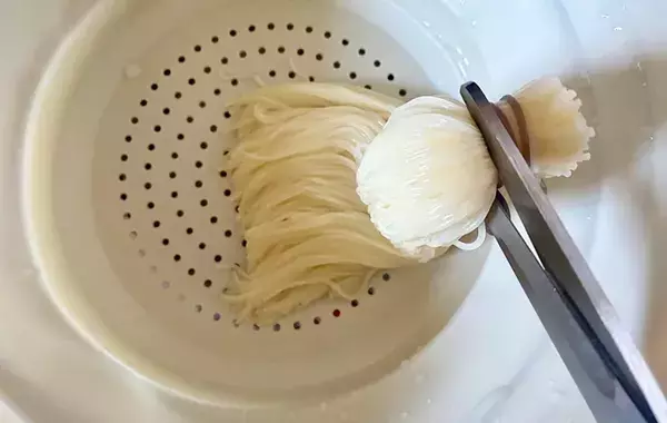「麺が絡まって盛りつけにくい…」　プチストレスを解消するゆで方に「お店みたいなそうめん！」