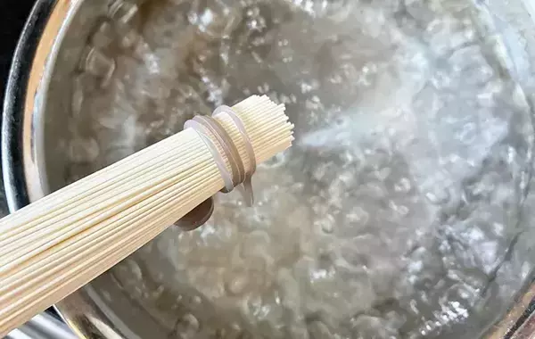 「麺が絡まって盛りつけにくい…」　プチストレスを解消するゆで方に「お店みたいなそうめん！」