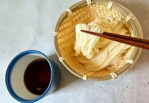 「麺が絡まって盛りつけにくい…」　プチストレスを解消するゆで方に「お店みたいなそうめん！」