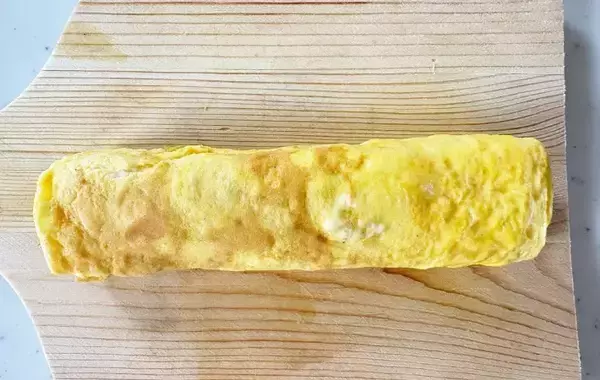 思春期息子から「よく思いついたね」と好評！　玉子焼きに『1本』のせるだけのひらめきアレンジ