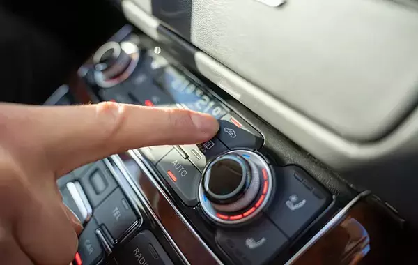 50℃を超える夏の車内、どうすれば早く冷やせる？　JAFが検証した結果