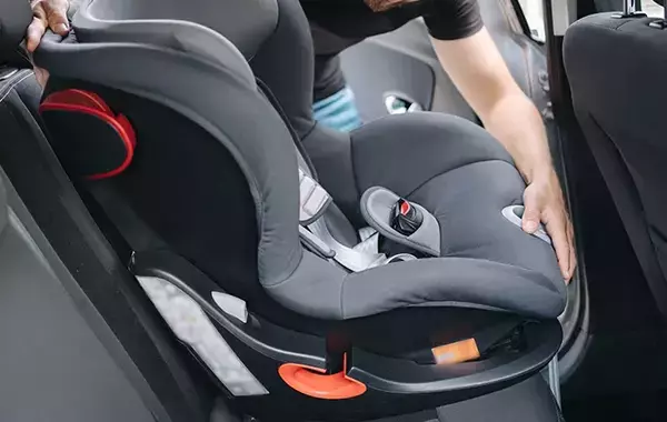 50℃を超える夏の車内、どうすれば早く冷やせる？　JAFが検証した結果