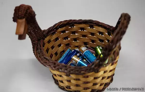 リモコンの蓋を開けたら電池が“液漏れ”　メーカーに『正しい処分法』を聞いた