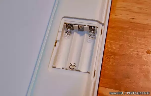 リモコンの蓋を開けたら電池が“液漏れ”　メーカーに『正しい処分法』を聞いた