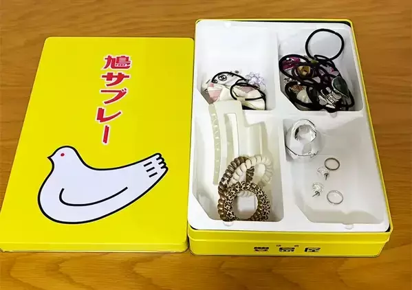 捨てられずに溜まった『お菓子の缶』はこう使う！　付属の仕切りを生かした整理術が、こちら