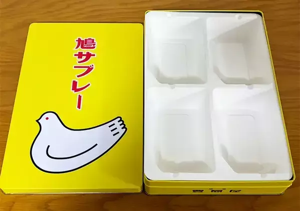 捨てられずに溜まった『お菓子の缶』はこう使う！　付属の仕切りを生かした整理術が、こちら