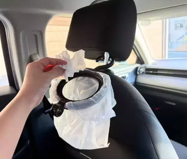 『ヘッドレスト』に設置すると？　車内が快適になる「引っかかるだけ」の裏ワザ