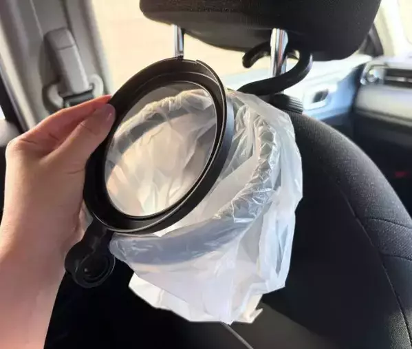 『ヘッドレスト』に設置すると？　車内が快適になる「引っかかるだけ」の裏ワザ