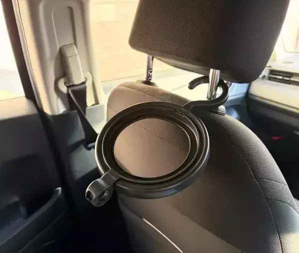 『ヘッドレスト』に設置すると？　車内が快適になる「引っかかるだけ」の裏ワザ