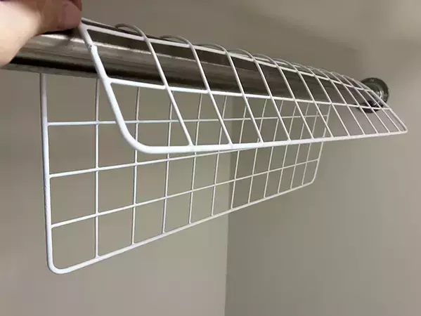ワイヤーネットを『J』に曲げると便利！　服の収納を増やす5分ワザ