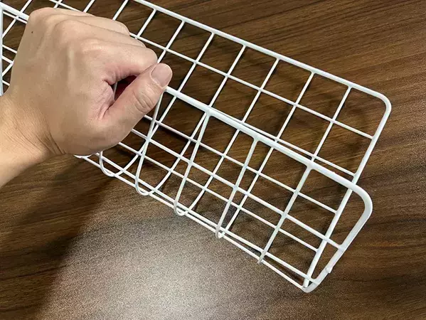 ワイヤーネットを『J』に曲げると便利！　服の収納を増やす5分ワザ