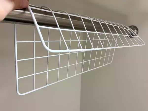 ワイヤーネットを『J』に曲げると便利！　服の収納を増やす5分ワザ