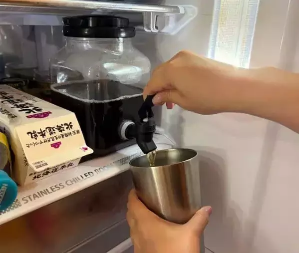「麦茶ポット、やめました」　代わりに使ったセリア『ウォータージャグ』がコスパ最強
