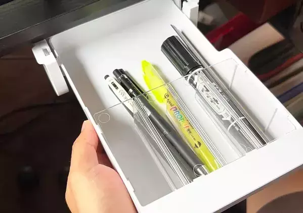【ダイソー】330円で『引き出し』が増えた！　貼るだけ収納を家中で試したら「便利すぎ！」