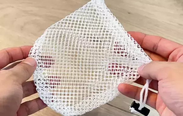 『メッシュの巾着』と思いきや？　ダイソーの「専用カバー」が夏のお出かけに役立つ！