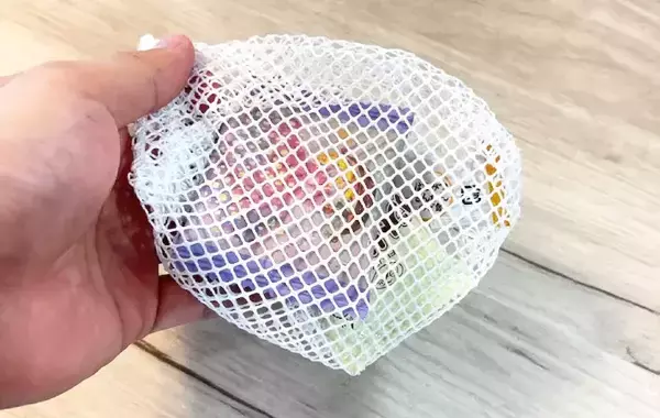 『メッシュの巾着』と思いきや？　ダイソーの「専用カバー」が夏のお出かけに役立つ！