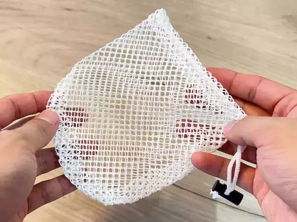 『メッシュの巾着』と思いきや？　ダイソーの「専用カバー」が夏のお出かけに役立つ！