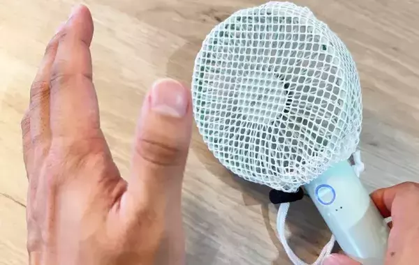 『メッシュの巾着』と思いきや？　ダイソーの「専用カバー」が夏のお出かけに役立つ！