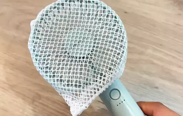 『メッシュの巾着』と思いきや？　ダイソーの「専用カバー」が夏のお出かけに役立つ！