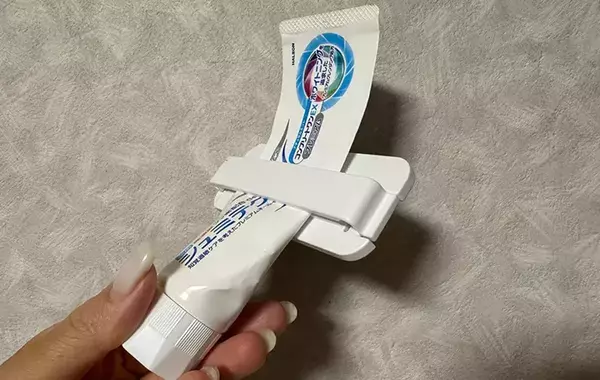 『110円のチューブしぼり』でプチストレス解消！　1台2役で「驚くほど絞れた」【DAISO】