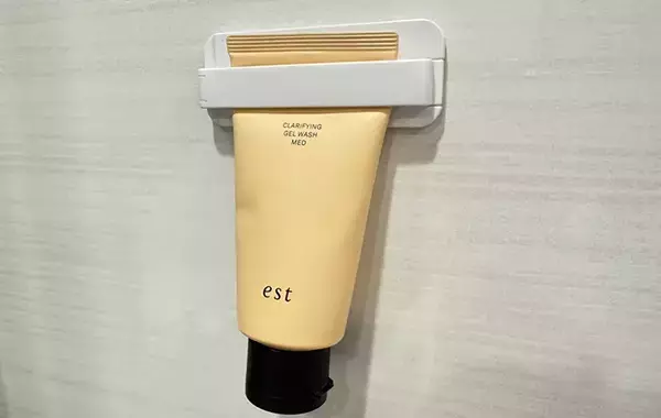 『110円のチューブしぼり』でプチストレス解消！　1台2役で「驚くほど絞れた」【DAISO】